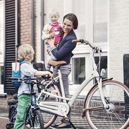 Een elektrische moederfiets bespaart in de kosten
