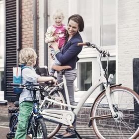 Een elektrische moederfiets bespaart in de kosten
