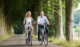 E-bikes testen - man en vrouw