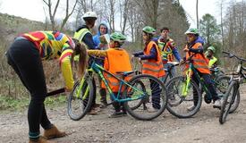 #ikfietsnaarhetwerk schenkt kinderfietsen t.w.v. €17.000 aan Habbekrats